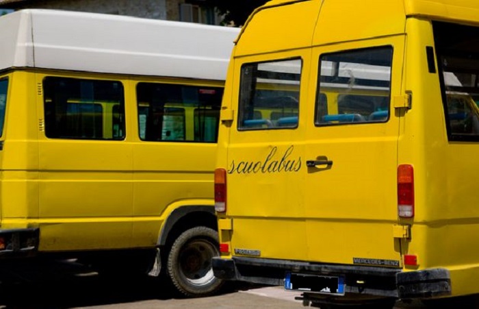 Trasporta bambini su scuolabus di domenica, con targa “prova”. Multa di 300 euro